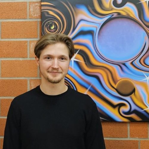 Der Künstler Paul Alexander Heigel vor seinem abstrakten Kunstwerk "Träumeland".