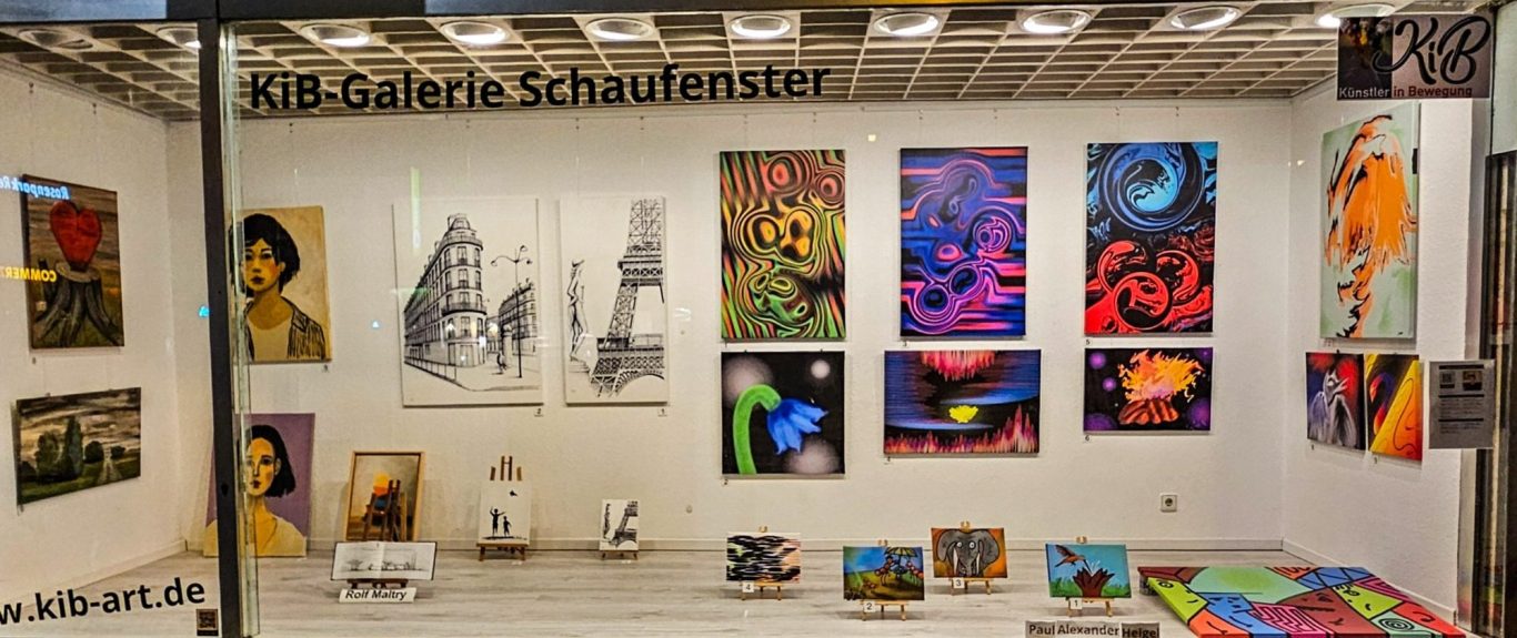Galerie mit bunten Gemälden und Kunstwerken an den Wänden.